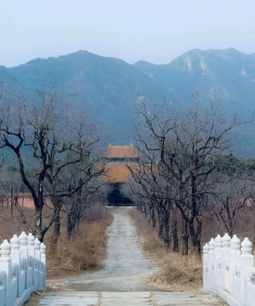 北京十三陵陵园——帝王陵墓的艺术殿堂（探秘帝王古陵，感受历史的厚重）